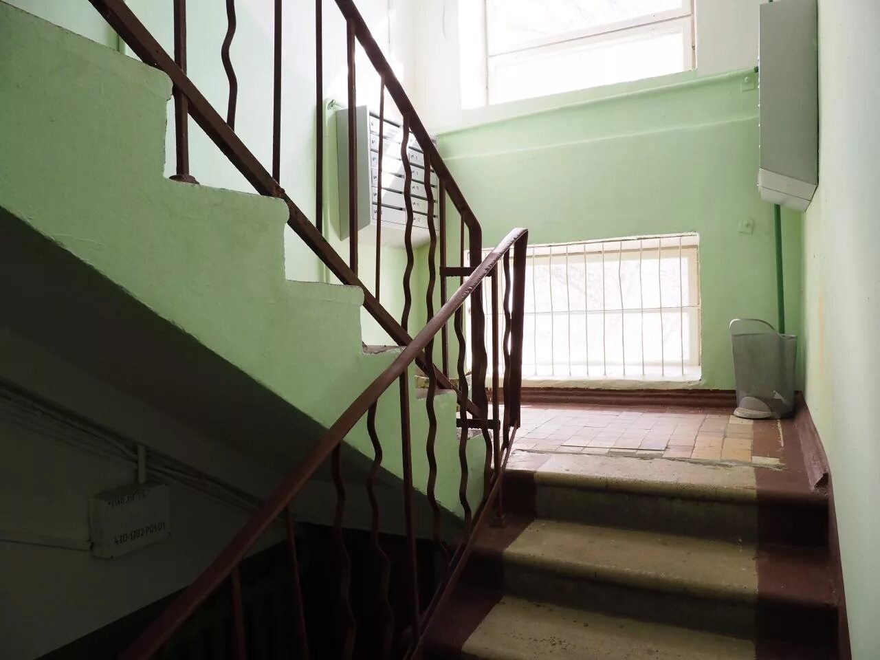 Лестничная площадка. Лестничная клетка. Лестничная площадка в подъезде. Лестничная клетка в подъезде. Лестничная клетка в многоквартирном доме.