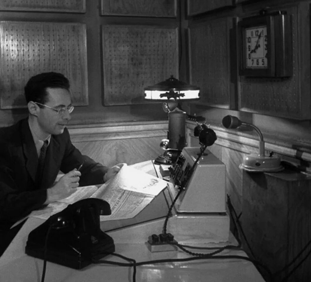 Самолета диктор. Юрий левитан диктор. Джет симулятор самолета. Радио студия. Полет за штурвалом самолета.