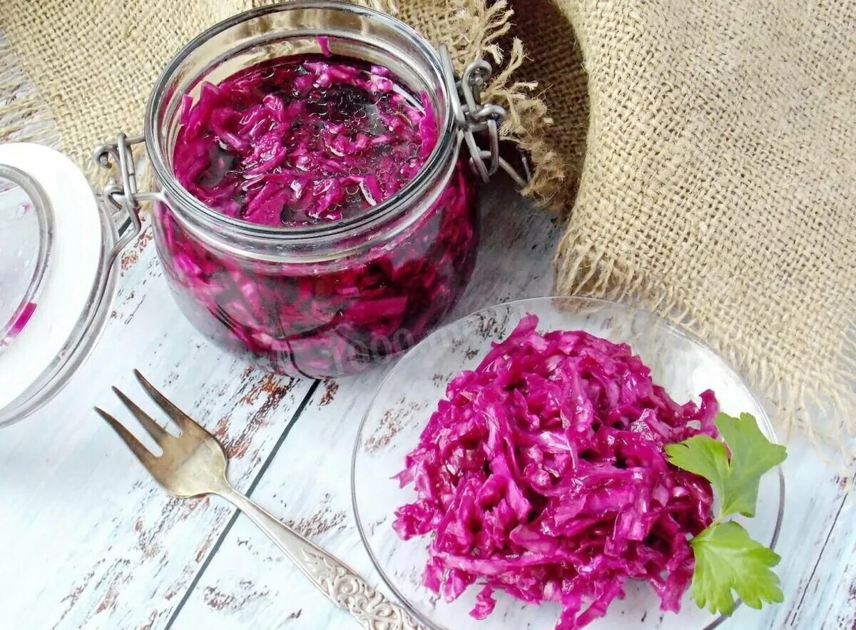 Квашеная капуста с свеклой и морковью. Красная гурийская капуста. Красная квашеная капуста. Капуста краснокочанная. Капуста пелюстка со свеклой быстрого приготовления.