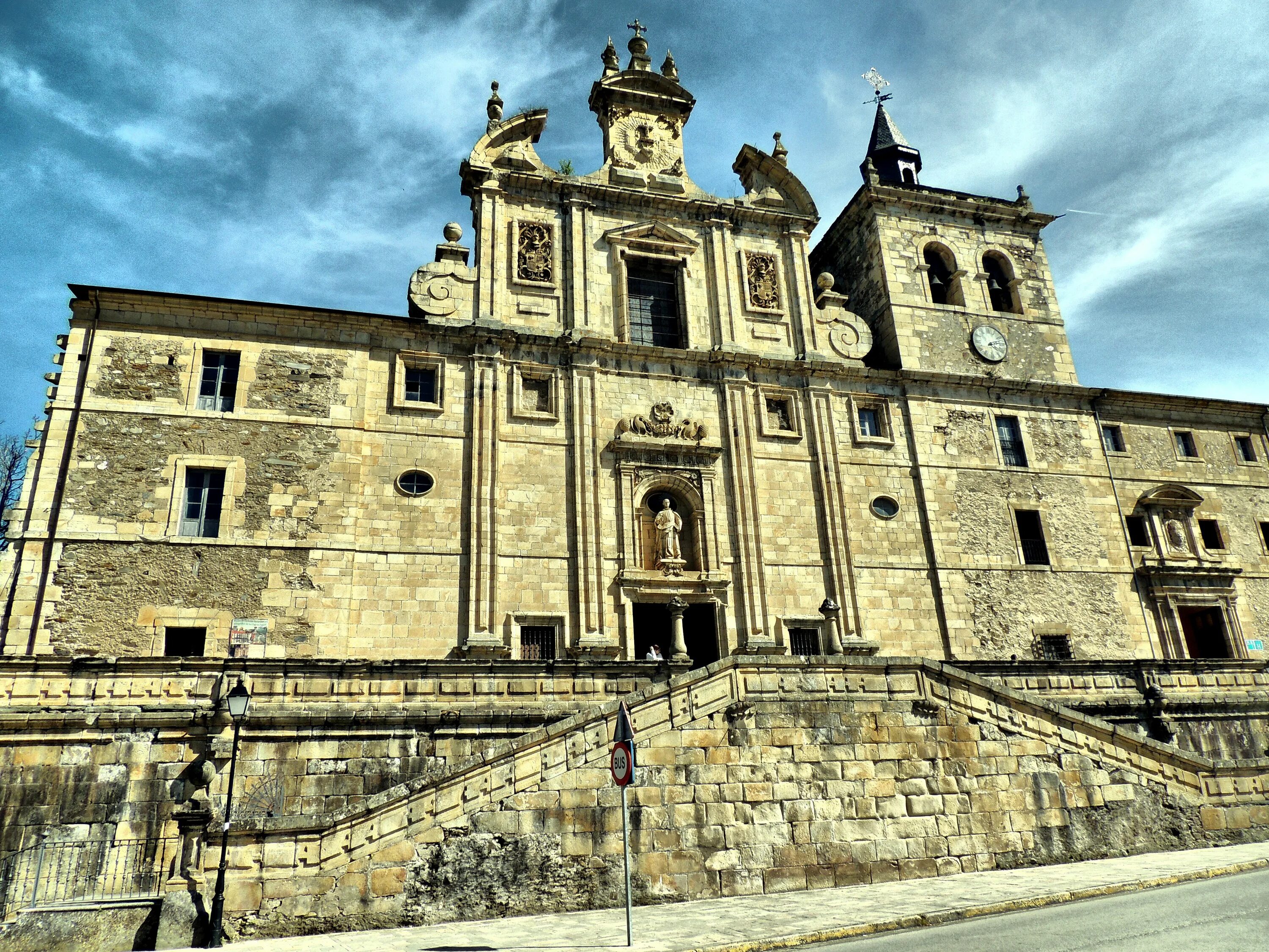 Самый крупный монастырь в европе. Архитектура Возрождения Пуэбло.