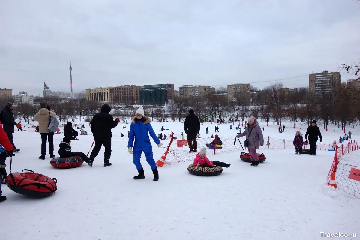 Москва парк акведук тюбинговая горка. Москва парк акведук тюбинговая горка. Горки на акведуке ростокино. Ростокинский акведук зимой 2022 горка. Москва парк акведук тюбинговая горка.