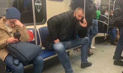 Мальчики расставляют ноги