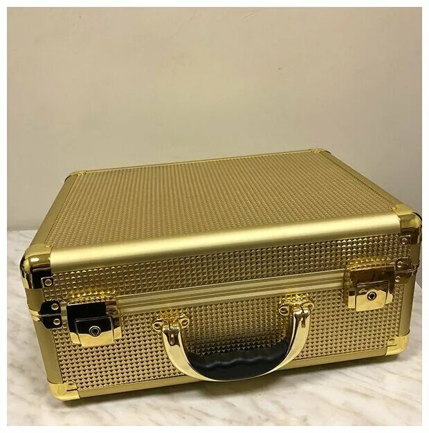 Открывать золотой кейс. Beauty Case мини чемодан белый. Чемодан с золотом. Mini Keys. Золотой кейс.