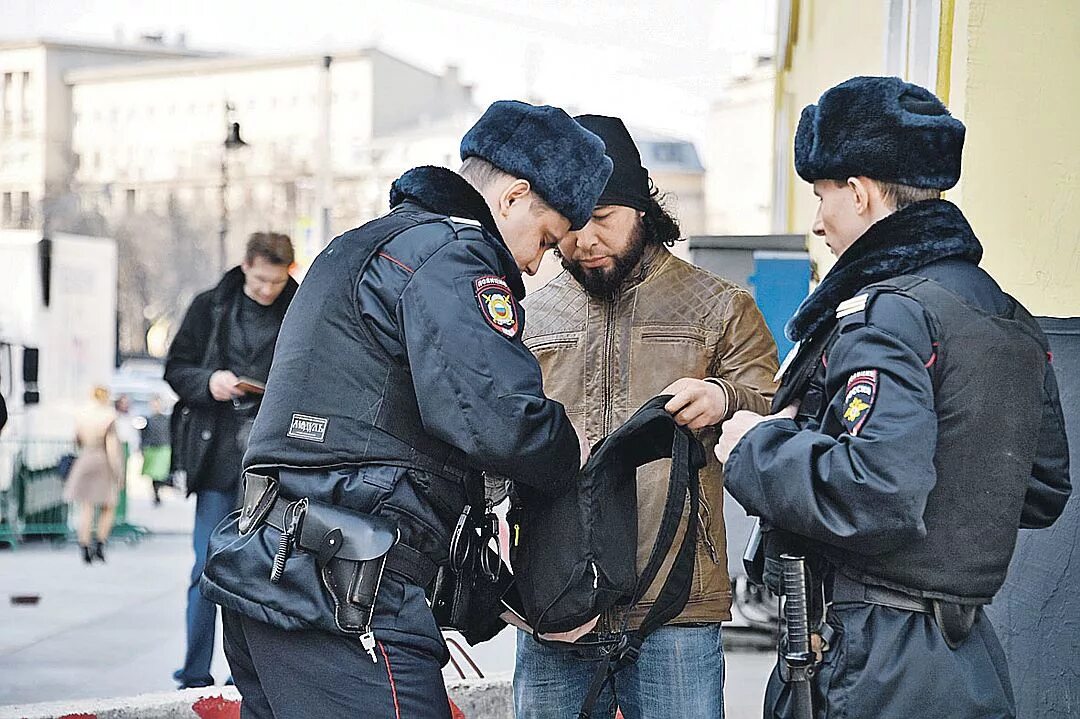 Статистика преступлений в россии по регионам. Полиция рейд мигранты. Число преступлений в россии по годам. Преступность растет картинка. Выросло число преступлений.