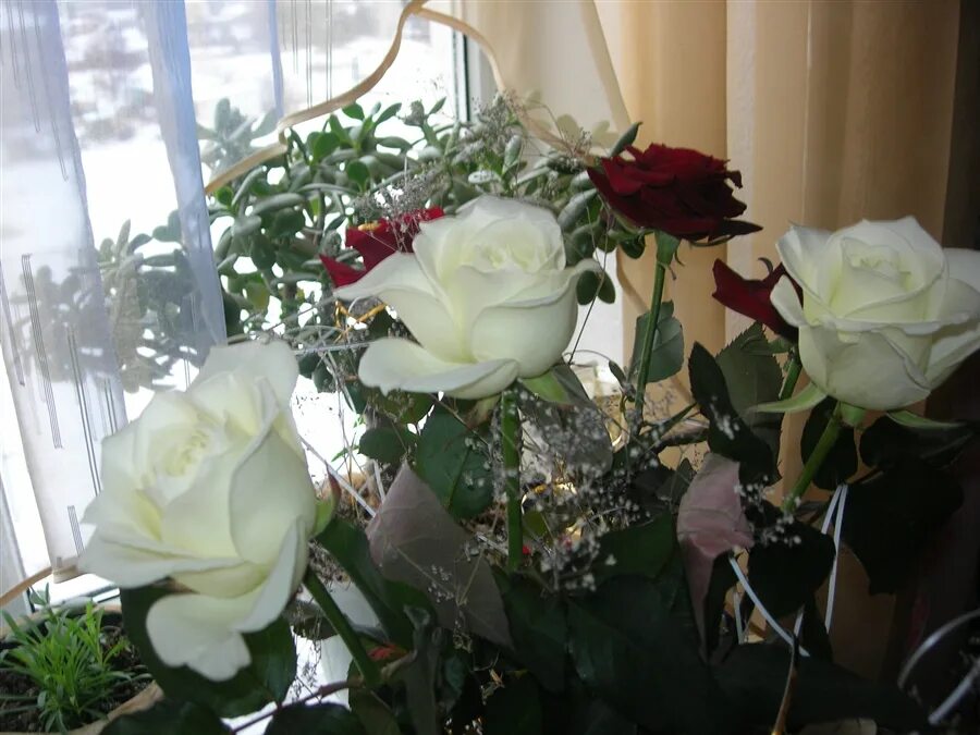 Фото реальных букетов цветов дома. Красивый букет на окне. Букет цветов в домашней обстановке. Букет роз дома. Цветы в вазе дома.