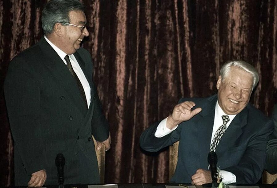 михаил горбачев ссср 1990. деятели 1990 х годов. евгений максимович. правительство ельцина гайдара. боис николаевич ельцин.