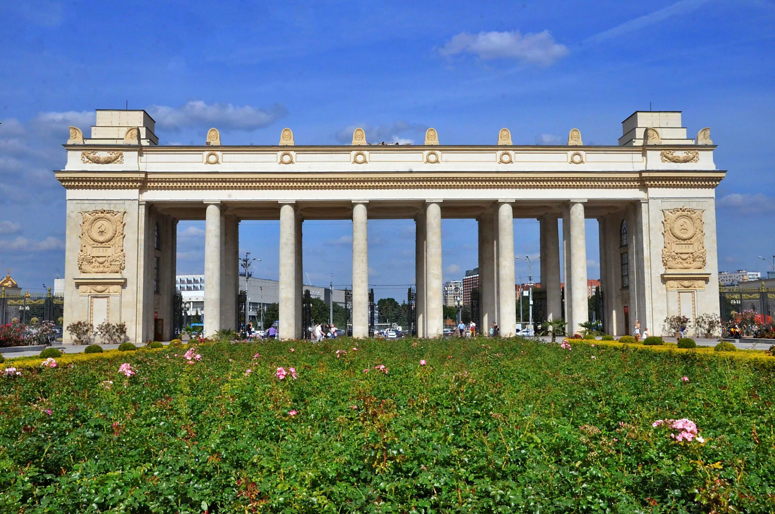 Парк культуры открыта. Парк им Горького Москва. Парк культуры Горького Москва. Арка парк Горького Москва. Ворота в парк Горького Москва.