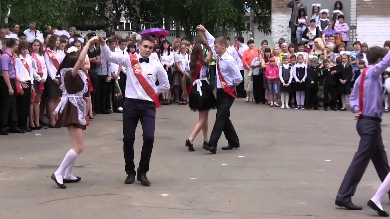 Костюм для школьного вальса на последний звонок. Танцы на выпускном в школе. Вальс выпускников. Последний звонок 11 класс. Вальс на последний звонок 11 класс.