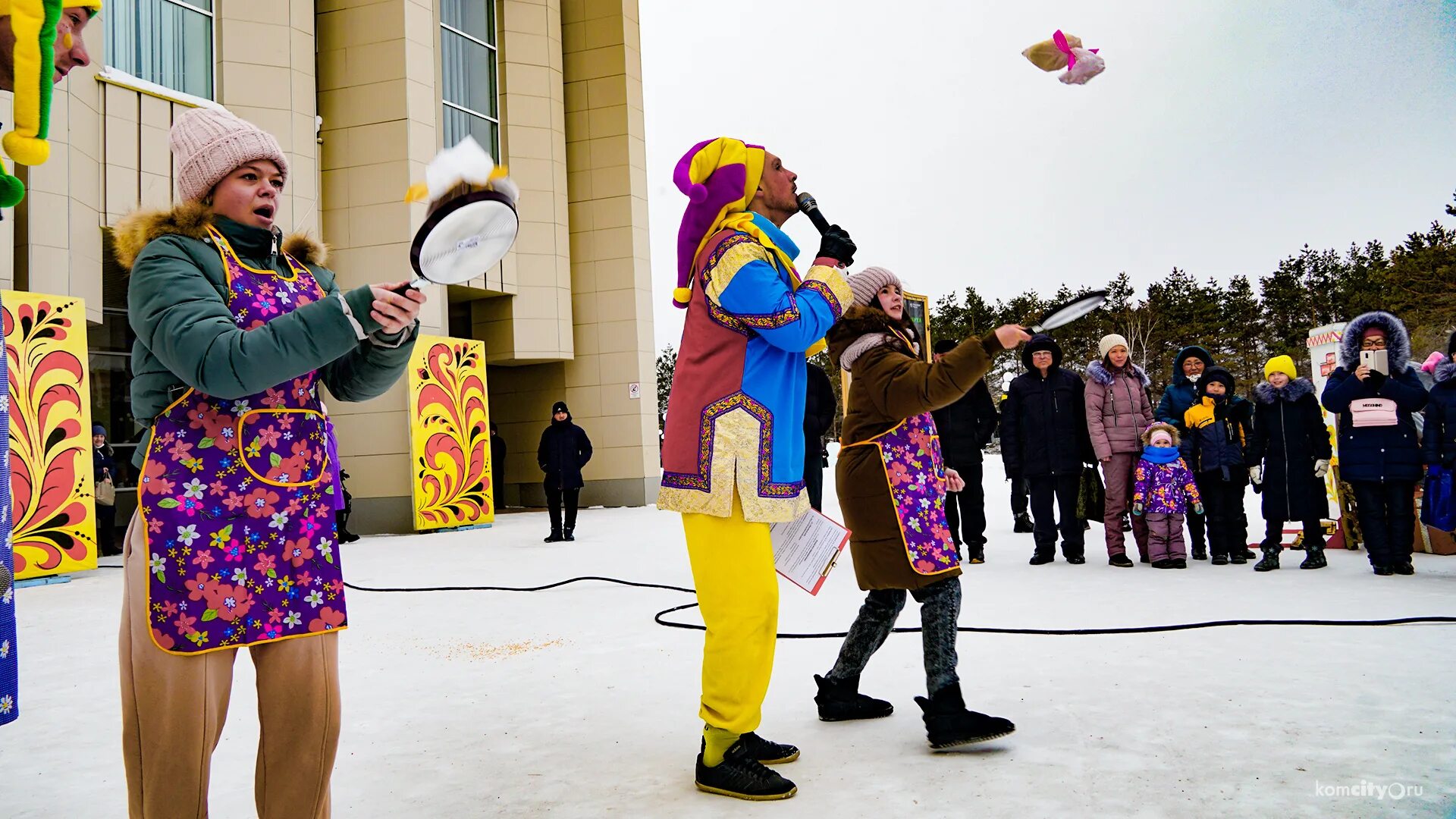 Масленица в горках ленинских. Чучело масленицы в москве. Красная горка масленица. Катание на горке масленица. Масленица в горках ленинских 2024.