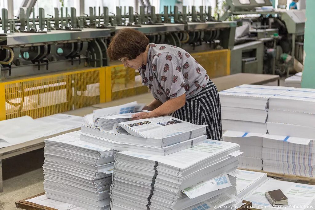 Услуги типографии. Печатник в типографии. Услуги типографии. Печатная работа. Печатная работа.