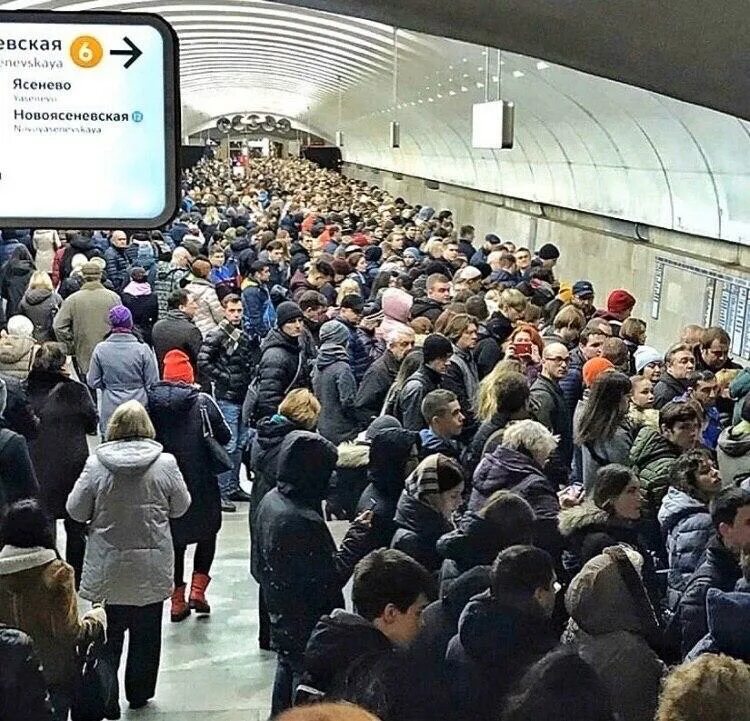 Толпа в метро. Толпа в метро Мем. Очередь в метро утром. Толпа в метро сегодня.