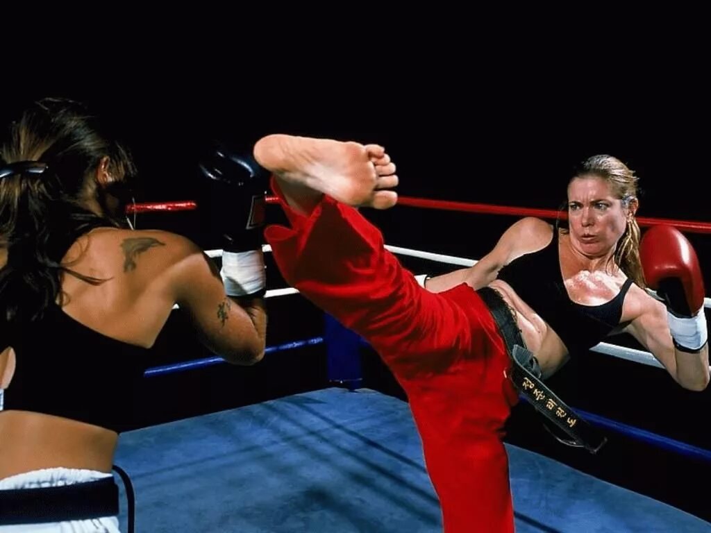 Женщина и боксерская груша. Women punching. Женственная девушка боксер. Блондинка в боксерских перчатках. Спортивные девушки.