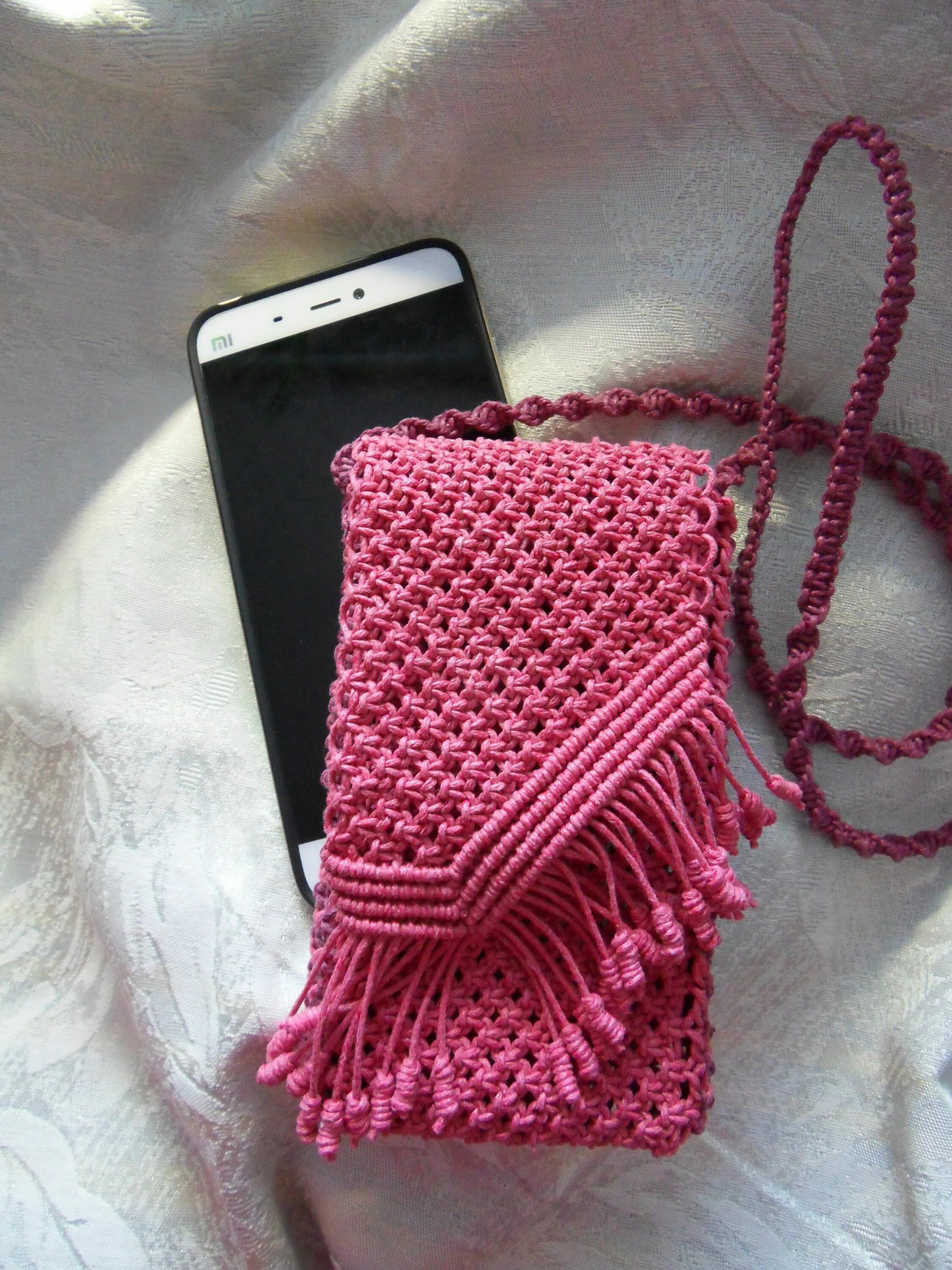 Чехол для телефона макраме своими. Чехол для телефона макраме. Макраме чехол для коврика йоги. Чехол на стул макраме. Чехол макраме.