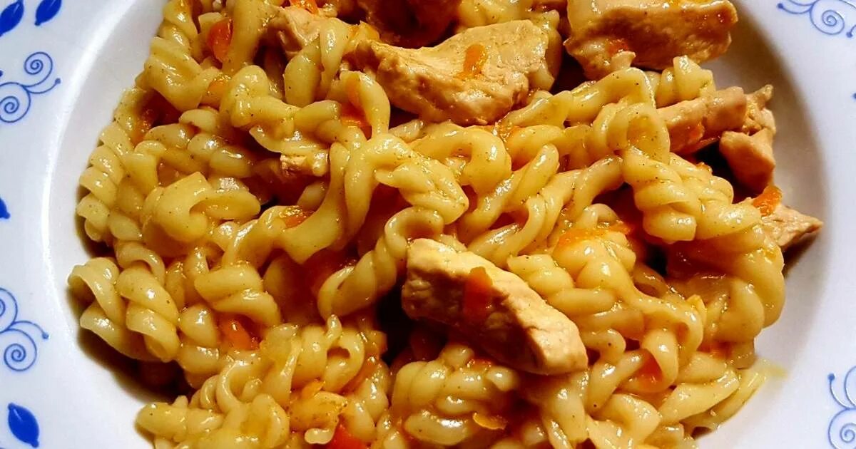 Приготовление курицы макароны. Макароны с куриной грудкой. куриная грудка с макаронами. макароны с курицей на сковороде. куриная грудка с макаро.