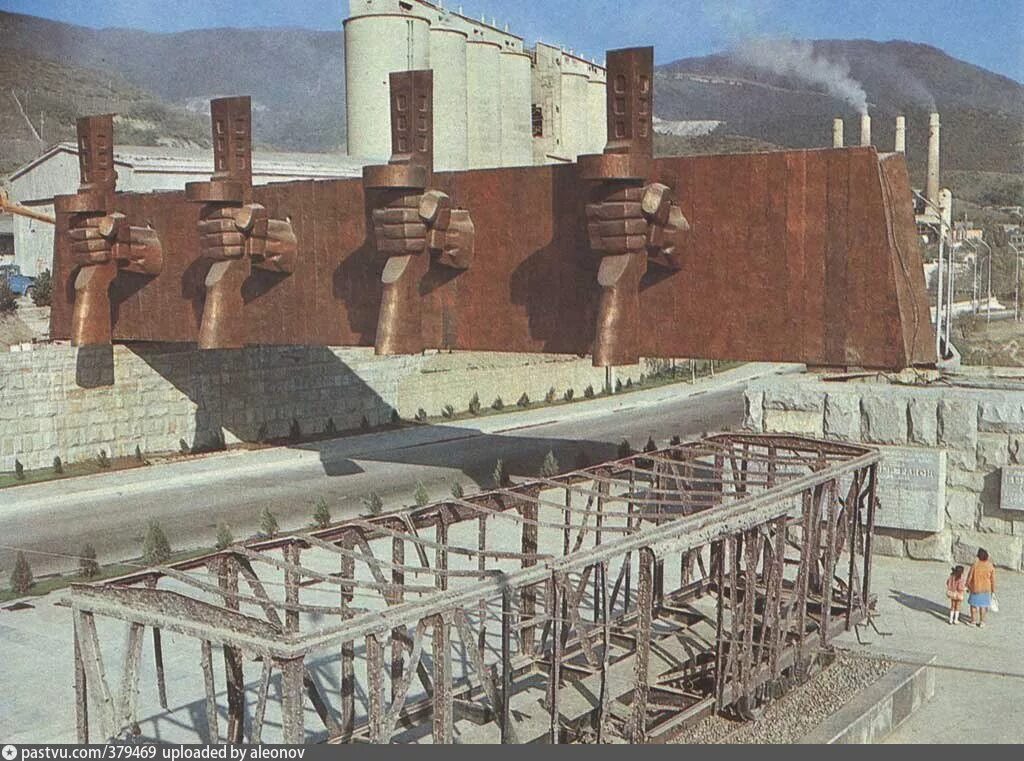 Строится памятник. Мемориальный комплекс рубеж обороны новороссийск. памятник линия обороны в новороссийске. мемориальный комплекс малая земля в новороссийске в 1943. памятник рубеж обороны в новороссийске.