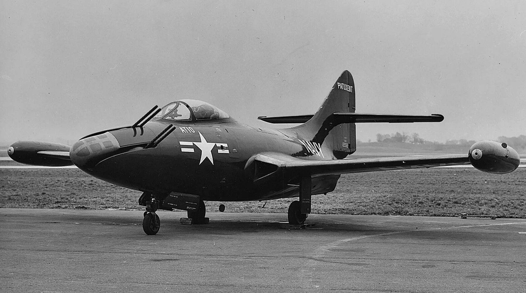 Бомбардировщик самолет 1940. Истребитель bell p-59 airacomet. Первые реактивные самолеты сша. Самые первые реактивные самолеты. Grumman f9f panther.