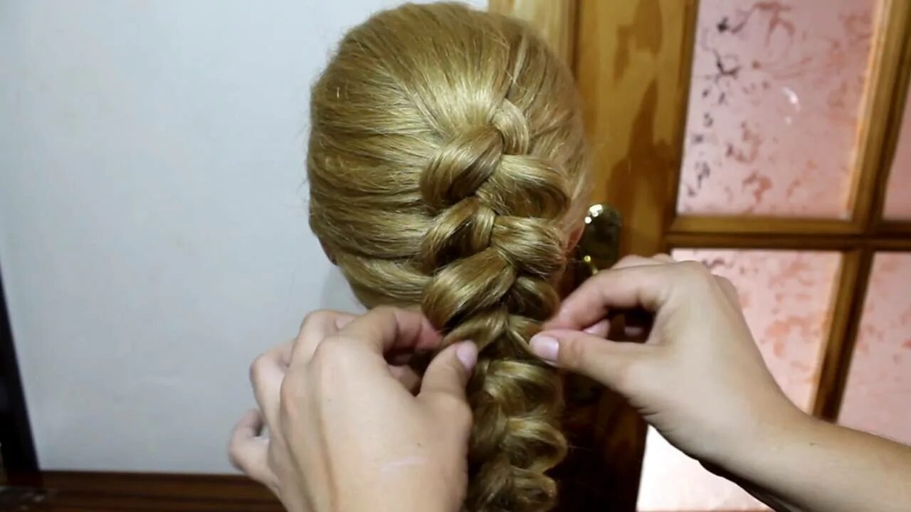 Плетение косичек на длинные волосы. Французская косичка колосок. Колосок французская коса наоборот. Колосок прическа. Французская коса.