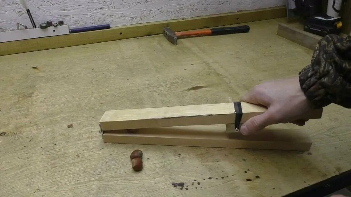 Деревянный брусок физика. След от стамески на древесине. По столу скользит деревянный. Карагач брусок. По столу скользит деревянный.