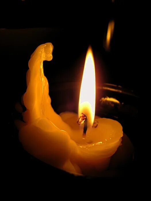 В пламени свечи. Наплывы на свече. Наплывы на восковой свече. Свеча с высоким пламенем. Быстро сгорают свечи