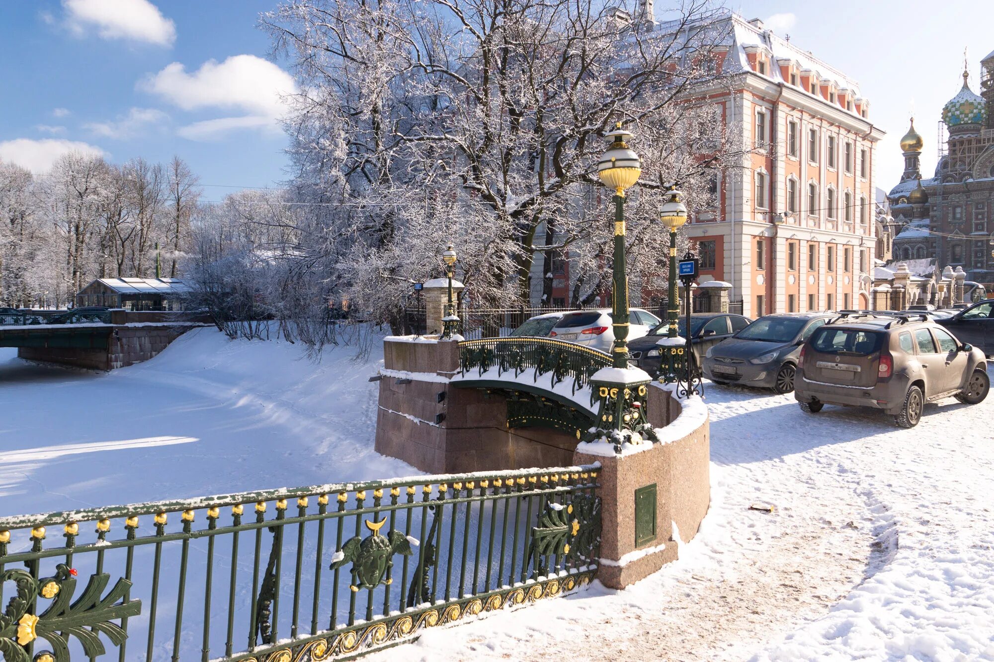 Спб январь. Санкт-Петербург зима. Поцелуев мост в Санкт-Петербурге зимой. Санкт-Петербург зимой улица Фрунзе. Улицы Петербурга зимой.