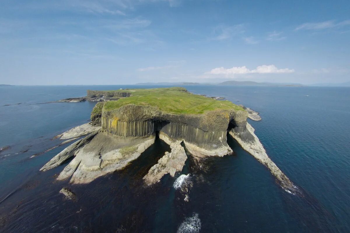 Html islands. Фингалова пещера Шотландия. Пещера фингала, остров стаффа, Шотландия. Фингалова пещера, стаффа, Шотландия. Остров стаффа Шотландия.