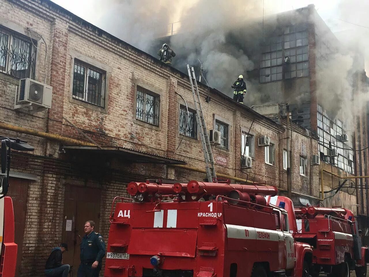 Тушение пожара в зданиях памятников архитектуры. Пожар на заводе зэто великие луки. пожар на зэто в великих луках. пожар в здании. тушение пожара в здании.