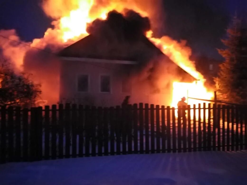 На какой улице горит дом. Село Марково Петушинский район пожар дом 17. Пожар в Камешково вчера. Сгоревший дом. Пожар в частном доме.