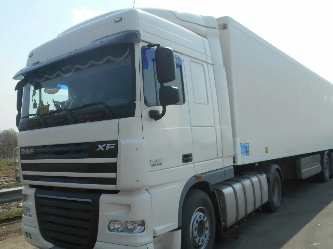 Фура DAF XF 105 белый. DAF XF 105 2014. Даф 105 XF С полуприцепом. Даф 105 с рефрижератором.