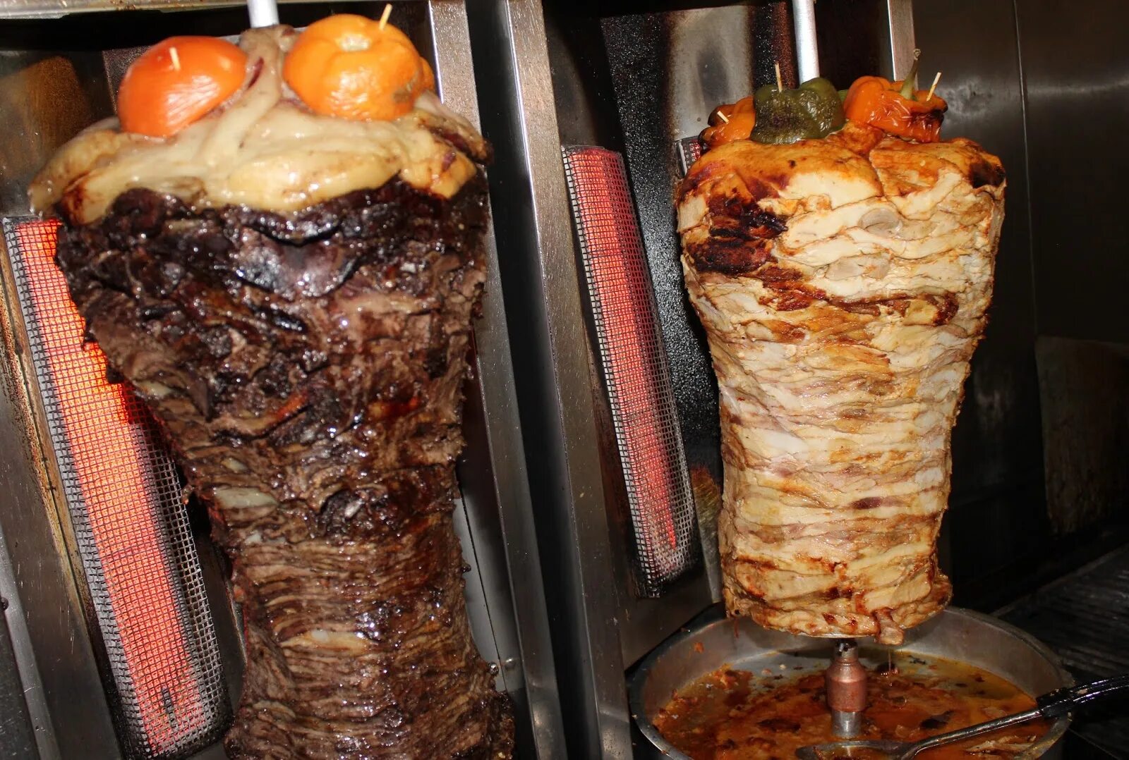 شاورما Shawarma. Мясо для шаурмы. Мясо на вертеле для шаурмы. Самый большой кебаб в мире.