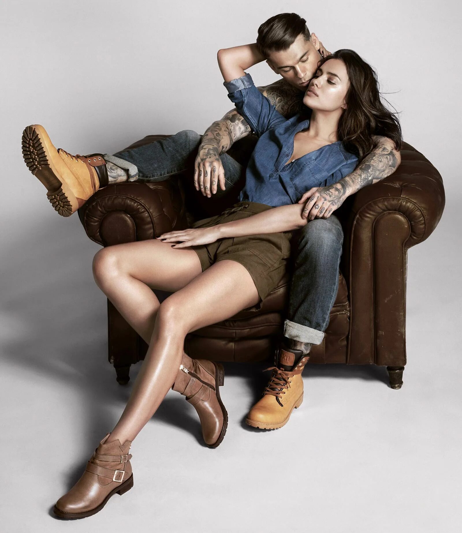 Эдди редмэйн burberry. Marciano guess campaign. Парень и девушка на ярком фоне. Реклама одежды. Irina shayk arthur sales.