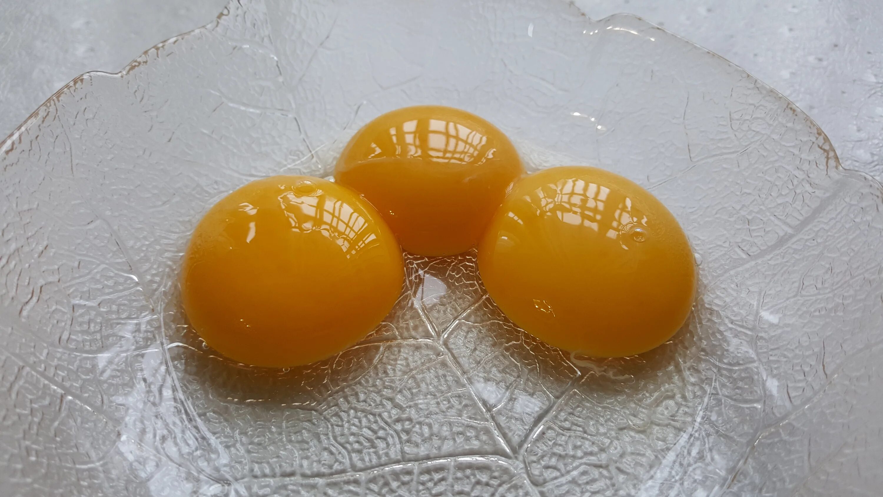 Желток прилагательное. Желток яйца. Красивый желток. Яичный белок. Белок яйца.