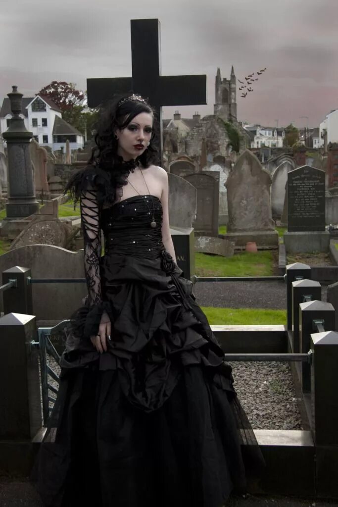 Готы идея. Девушка Готика Ведьмин прикид. Готика готекус. Как выглядит высший готик. Gothic girl in Graveyard.