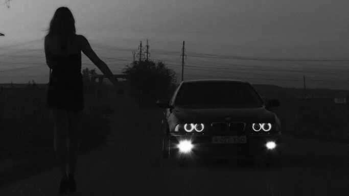 В темноте 34. БМВ е34 в темноте. BMW e38 в темноте. Девушка в машине в темноте. Девушка возле машины в темноте.