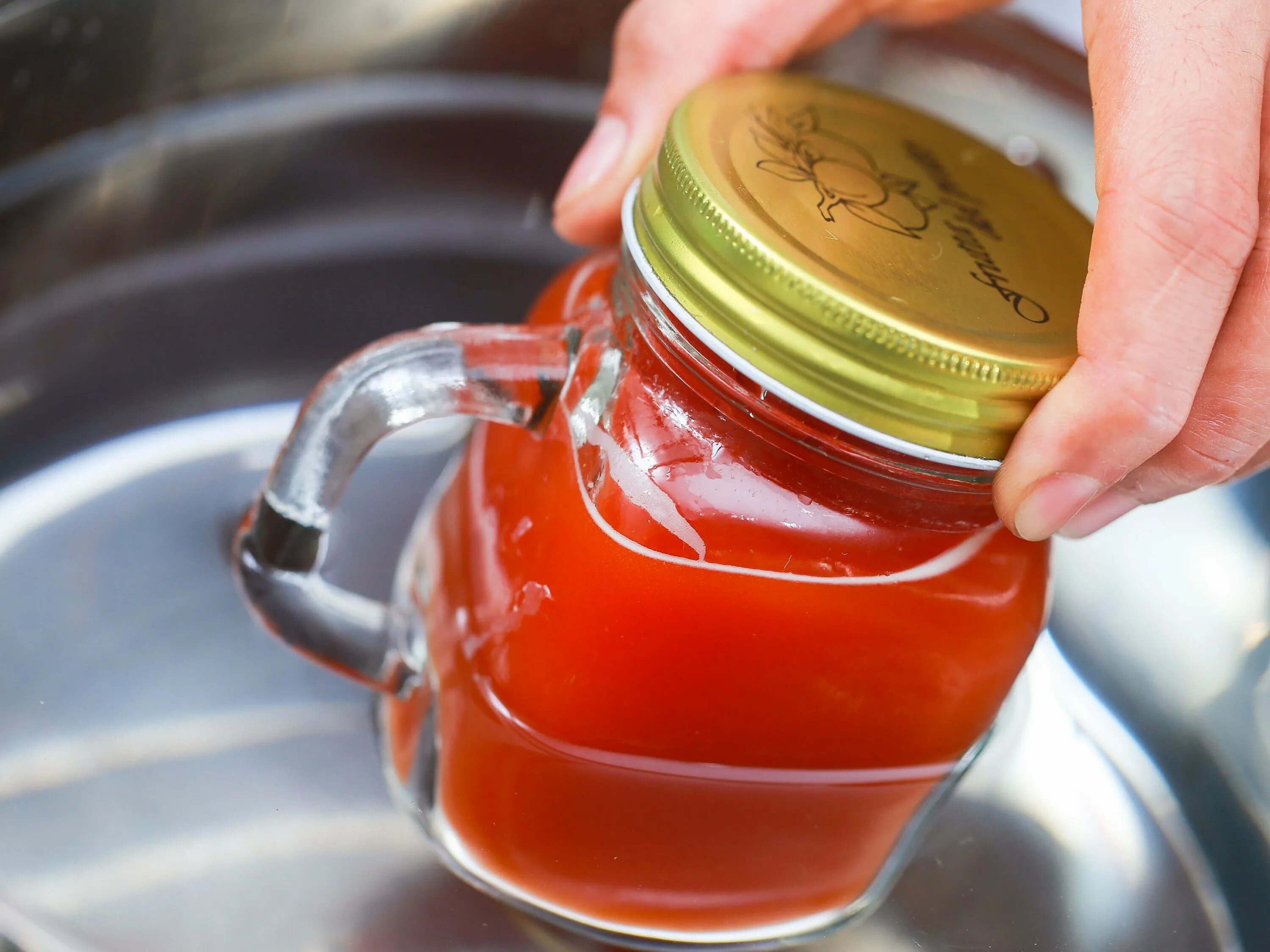 Сок помидоры самый вкусный рецепт. Томатный сок. Томатный сок на зиму. Домашний помидорный сок. Банка томатного сока.