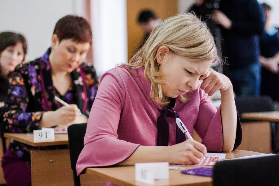 Тестирование учитель года. Взрослые за партой. родители за партой. егэ для родителей. учитель за партой.