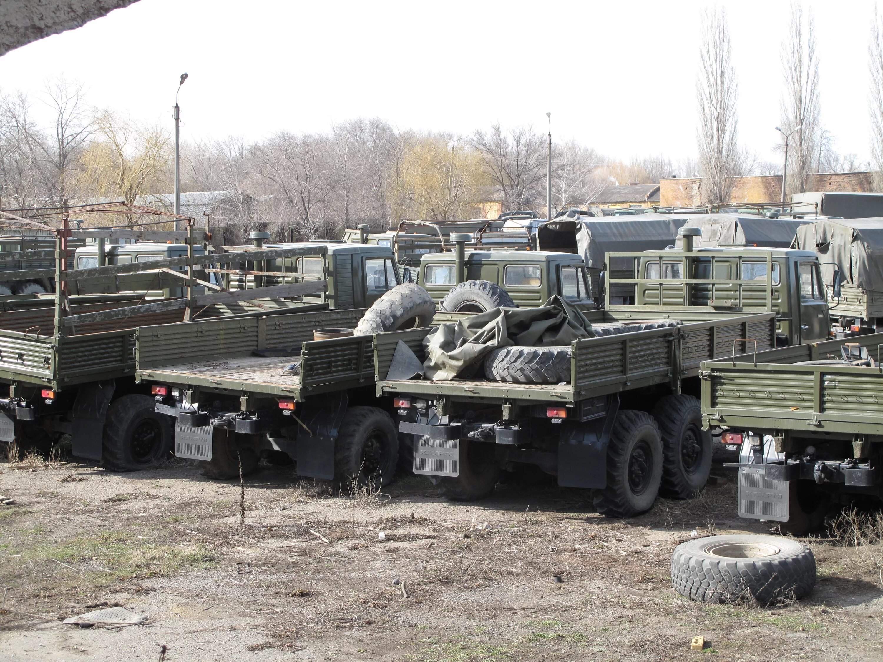 Камаз с хранения росрезерва. Зил 131 с военной консервации. Склад военной техники. Утилизация военной техники. Кладбище брошенной военной техники газ 66.