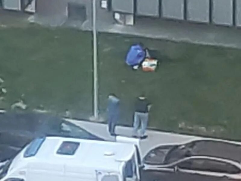 Воронеж выпавший из окна. В воронеже парень выпал из окна. девочка выпала из окна воронеж. парень выпал с балкона. мужчина выпал с 19 этажа воронеж.
