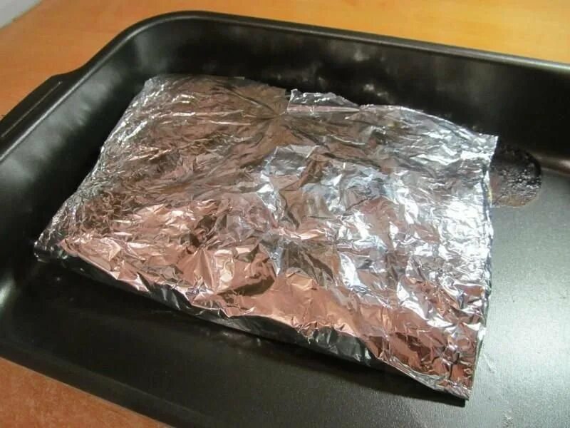 Минтай сколько запекать в духовке фольге. Минтай в духовке в фольге с лимоном. Минтай сколько запекать в духовке фольге. Минтай в духовке в фольге. Минтай запеченный в фольге.