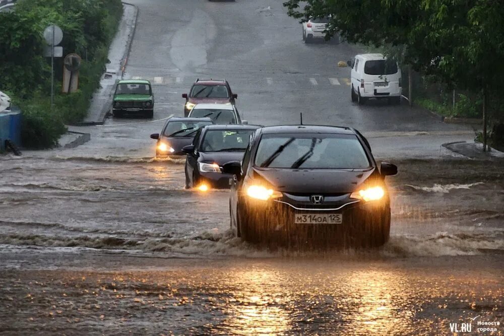 Мост через бухту золотой рог во владивостоке. Сильный дождь. Что со светом во владивостоке сегодня. Света владивосток. Смыло асфальт.