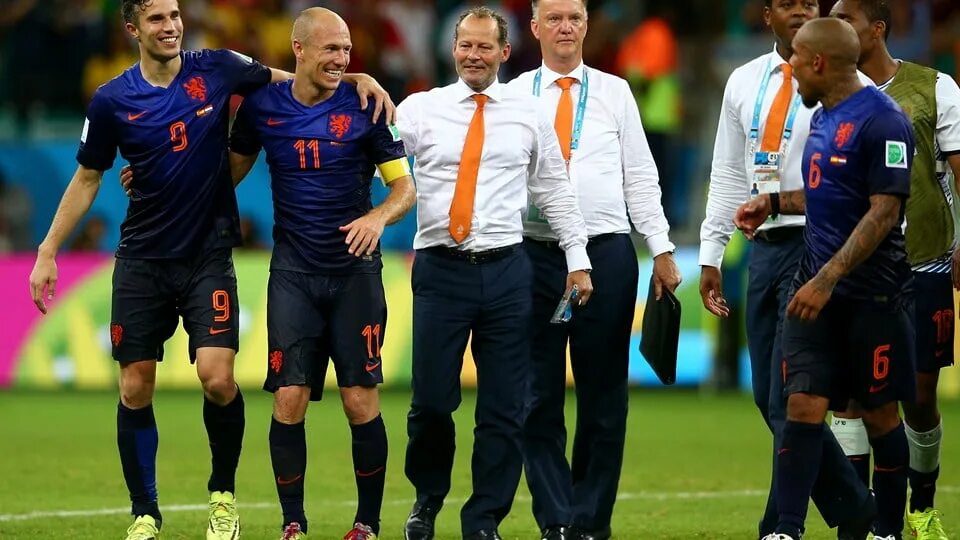 Испания нидерланды 1 5. Роббен и ван перси чм 2014. Голландия испания 2014. Нидерланды испания хаби алонсо. Голландия испания 5 1.