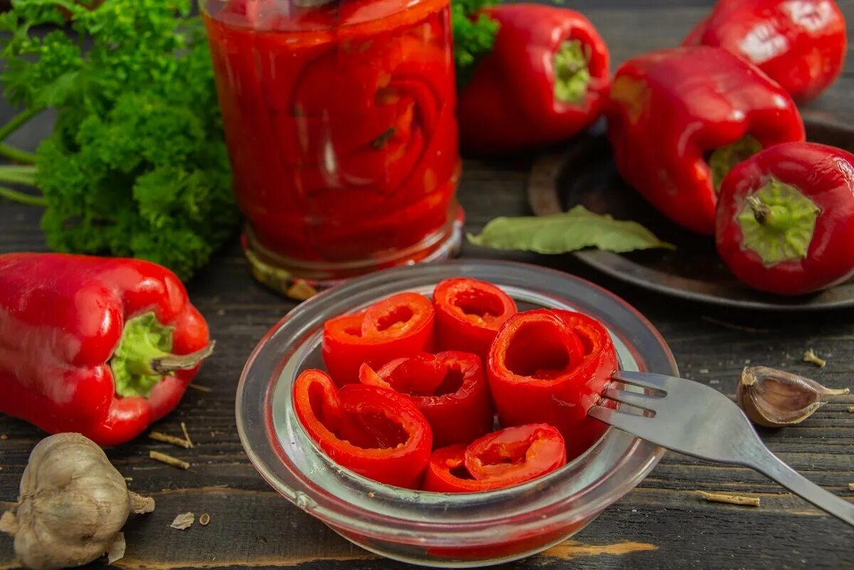 Маринад сладкого перца. Перец с чесноком консервация. Маринованный болгарский перец. Консервированный болгарский перец. Болгарский перец в сладком маринаде.