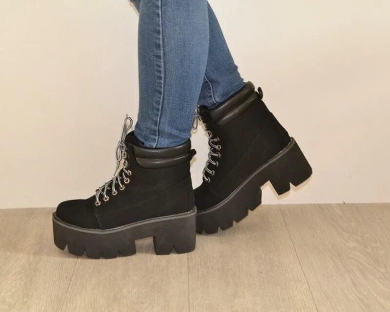 Ботинки массивной тракторной подошве 2022. Ботинки модные на тракторной. Ботинки на тракторной подошве 2021. Челси обувь 2020 на тракторной подошве. Замшевые ботинки на тракторной подошве серджио манчот коллекция 2019.