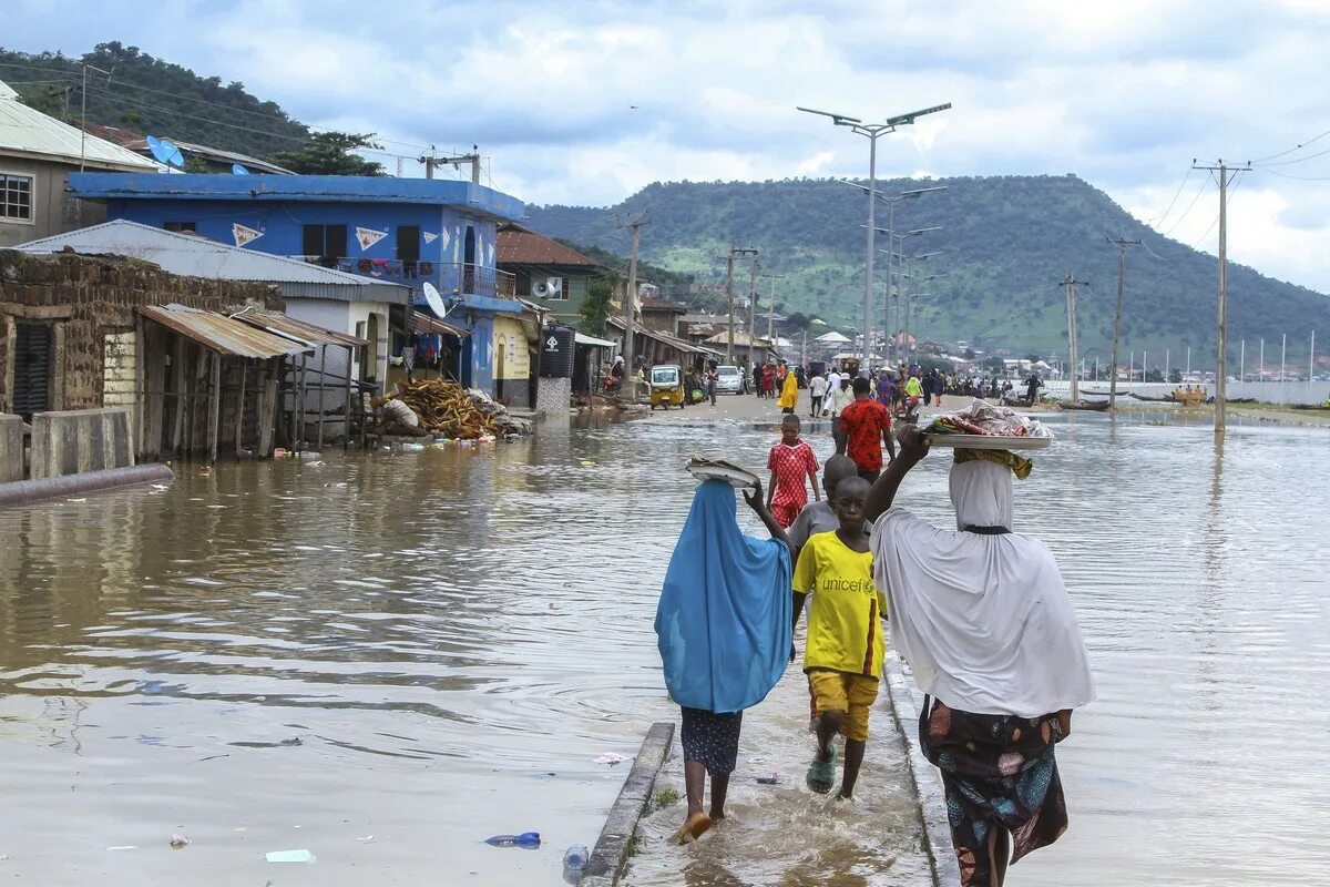 Первый ливень в африку приходит. Нигерия трущобы. Лагос Нигерия трущобы. Наводнения. Наводнение в Нигерии.