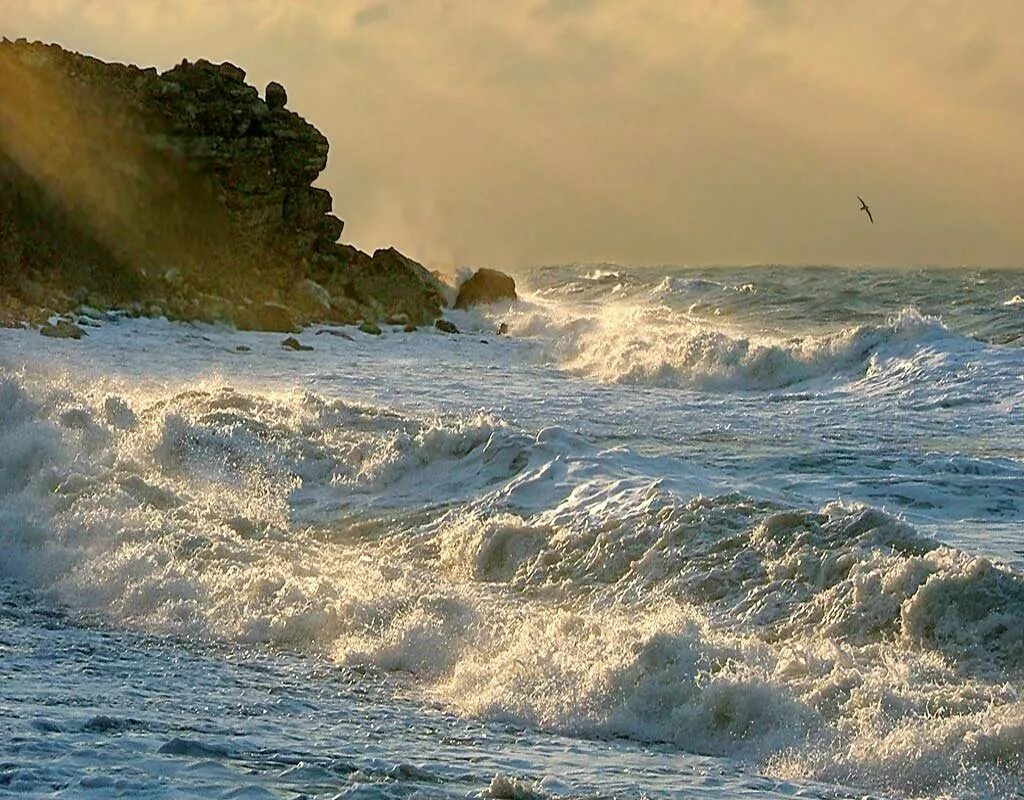 Разное состояние моря. Море скалы шторм Крым. Коктебель морской Прибой. Морской Прибой в Севастополе. Атлантический океан шторм.