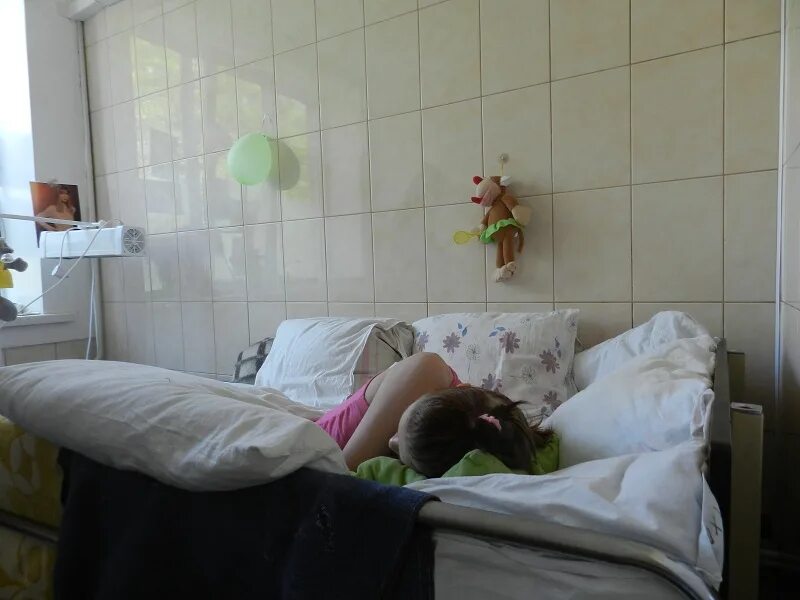 девушка в палате больницы. больница девушка в палате без лица. больница девушка в палате без лица. девочка в палате больнице. больница девушка в палате без лица.