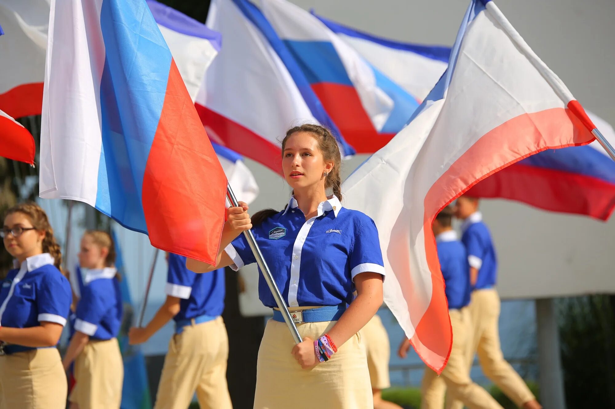 День флага. День российского флага в школе. Молодежь с российским флагом. Школьники с флагом.