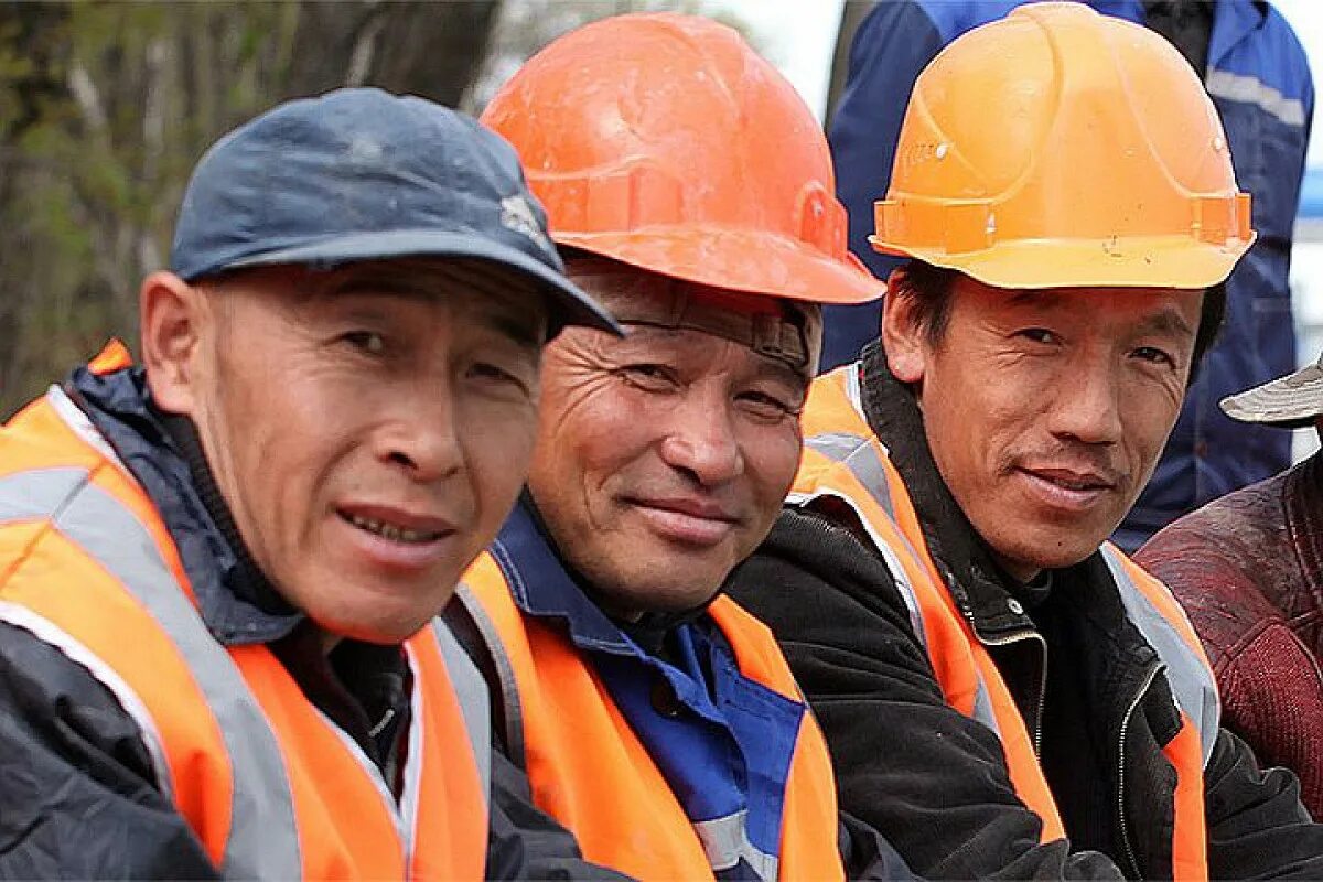 строители гастарбайтеры. таджики на стройке. трудовые мигранты. строитель гастарбайтер. наша раша магдьяш.