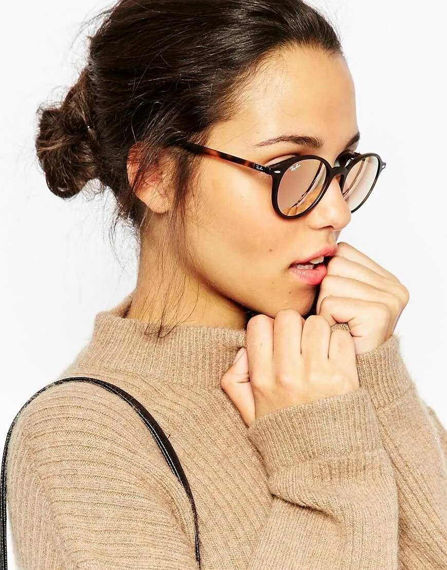 Очки с толстыми линзами. Реклама очков для зрения. Гигантские солнечные очки. Очки 3 женские. Очки 3 женские.