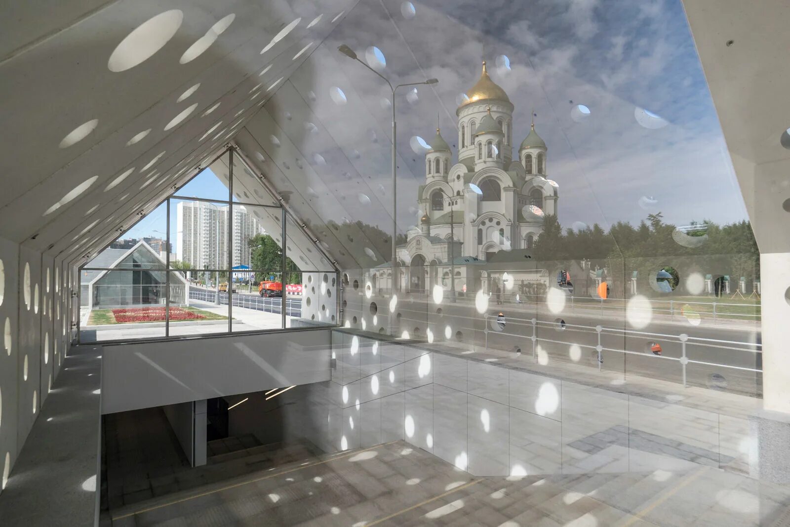 Метро в солнцеве. Станция метро солнцево. станция метро солнцево павильон. станция солнцево москва. вестибюль метро солнцево.