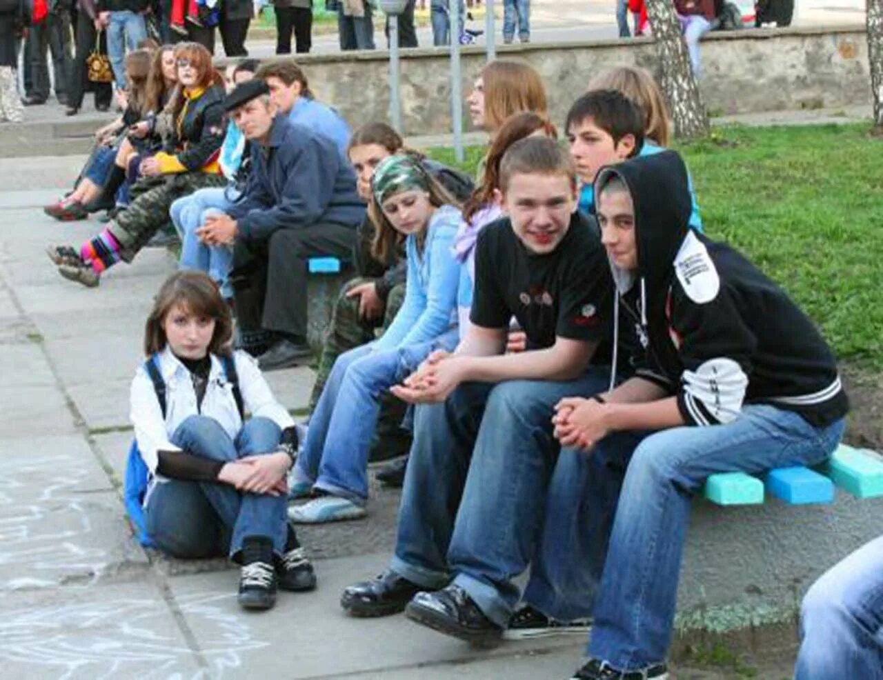Русские подростки улица. Группа подростков на улице. Молодежь во дворе. Школьники на улице. Современная молодежь.